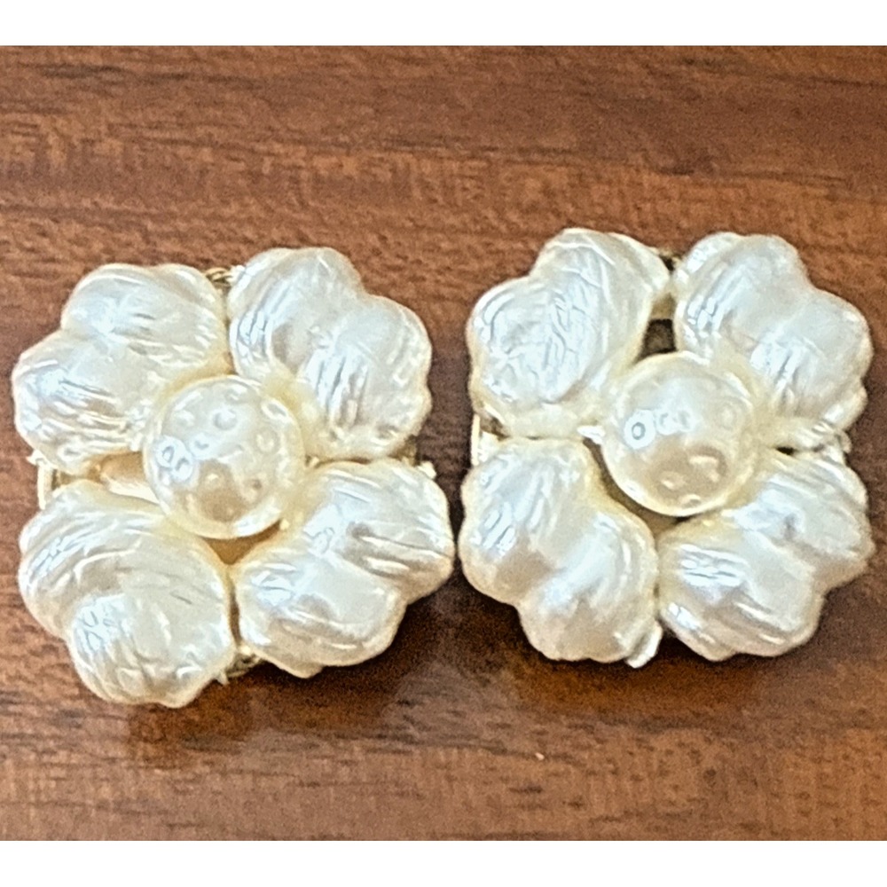 Lot of 2 Vintage Clip-On Earrings • Pearlized Flower & Beaded Round Tribal Style - Picture 2 of 7